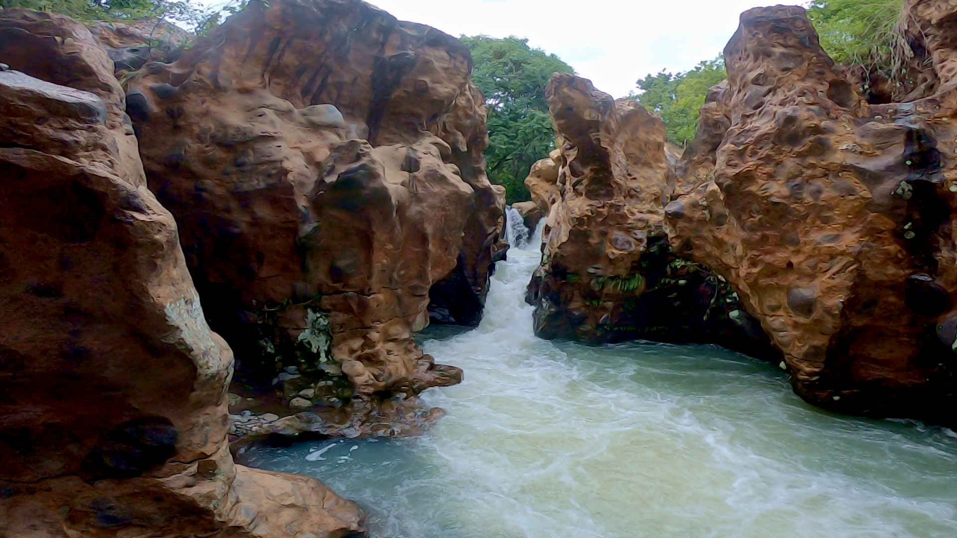 21 09 11 COYOTES WATERFALL