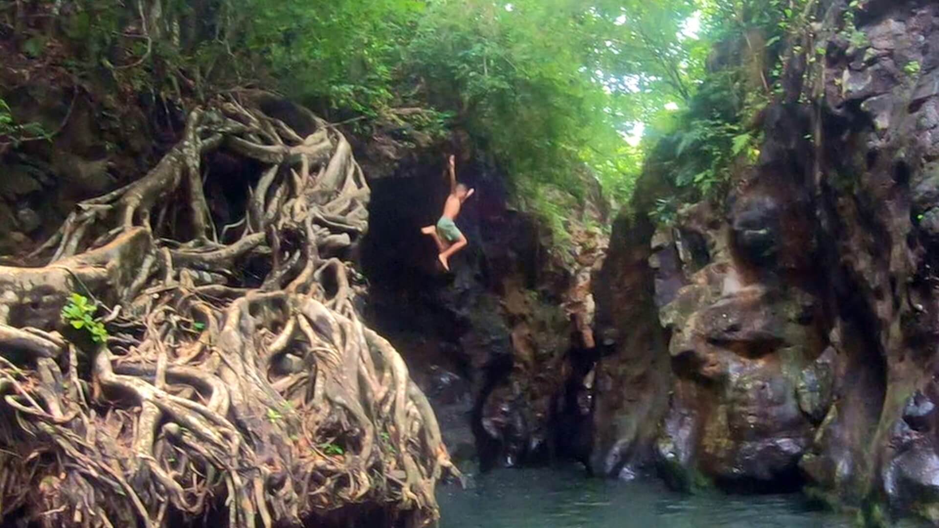 cueva water jumping